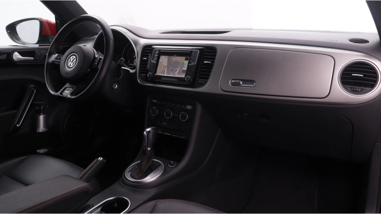 Volkswagen Beetle Cabriolet 1.2 TSI 105pk DSG Club / Navigatie / Leder