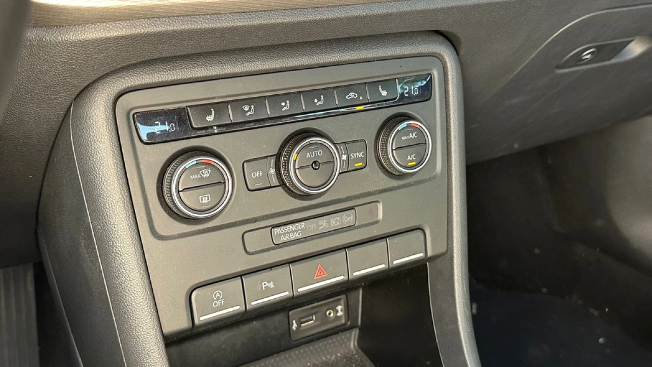 Volkswagen Beetle Cabriolet 1.2 TSI 105pk DSG Club / Navigatie / Leder