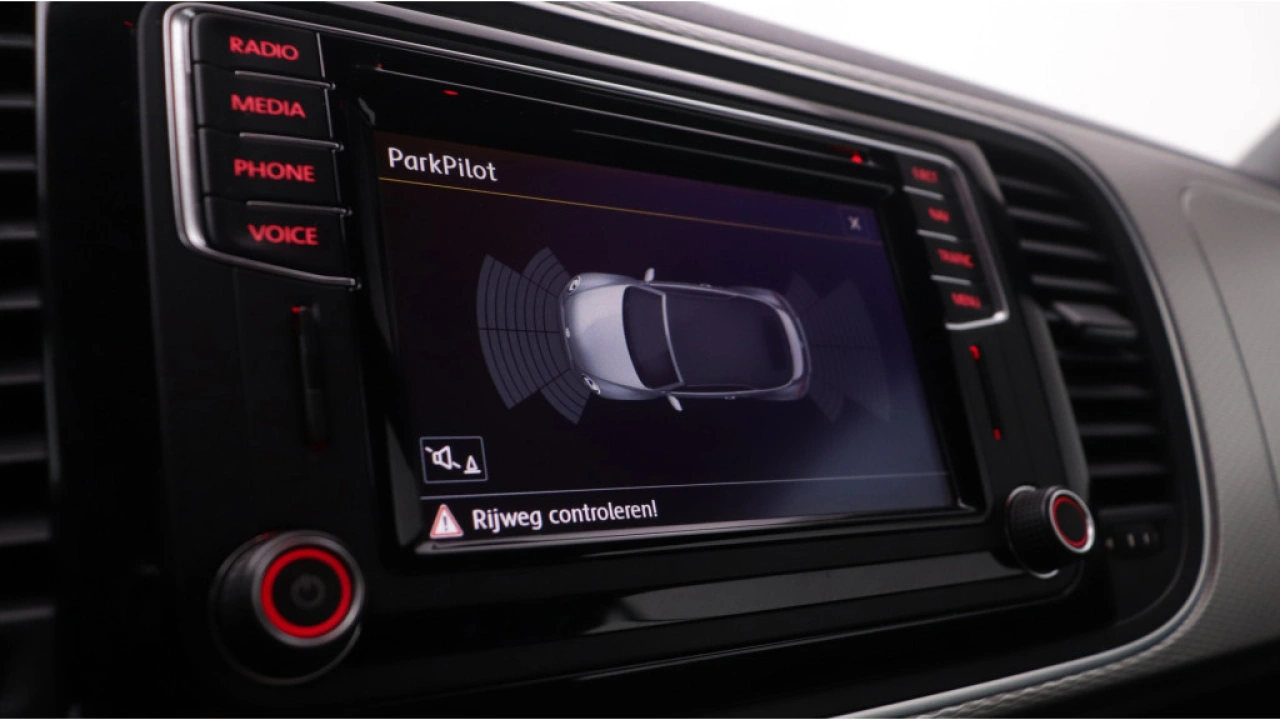 Volkswagen Beetle Cabriolet 1.2 TSI 105pk DSG Club / Navigatie / Leder