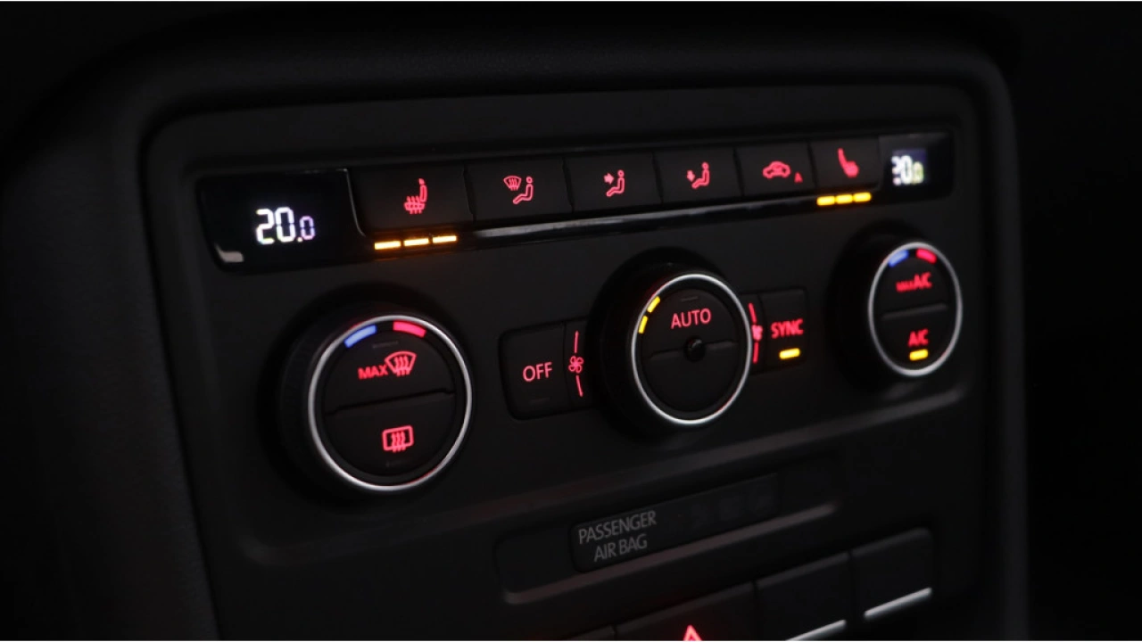 Volkswagen Beetle Cabriolet 1.2 TSI 105pk DSG Club / Navigatie / Leder