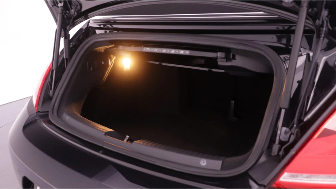 Volkswagen Beetle Cabriolet 1.2 TSI 105pk DSG Club / Navigatie / Leder