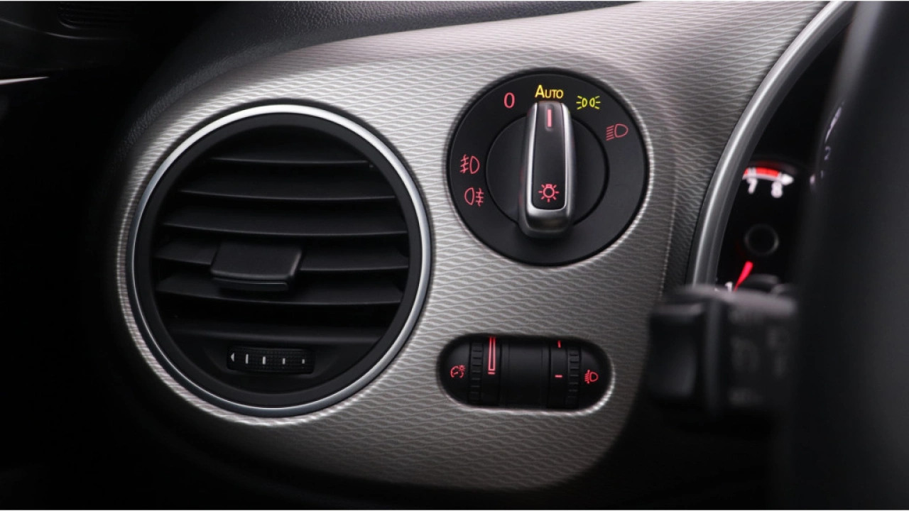 Volkswagen Beetle Cabriolet 1.2 TSI 105pk DSG Club / Navigatie / Leder