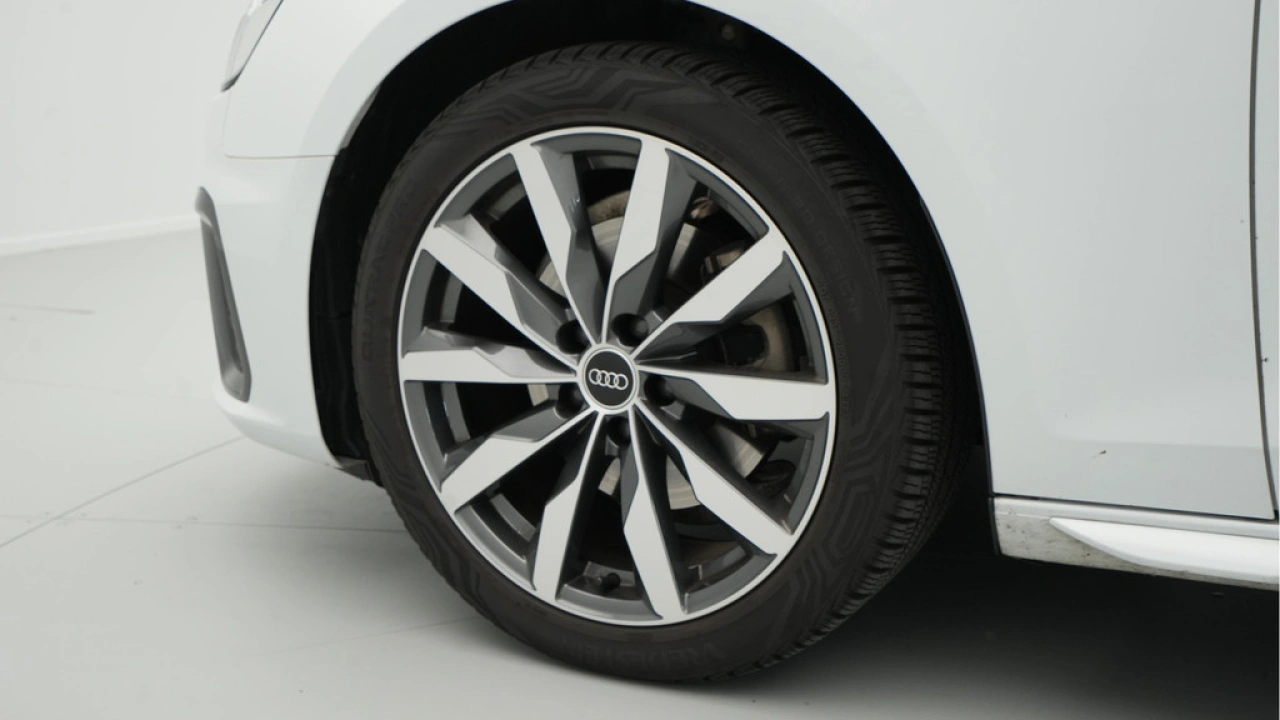 Audi A4 Avant 35 TFSI S Line edition Competition