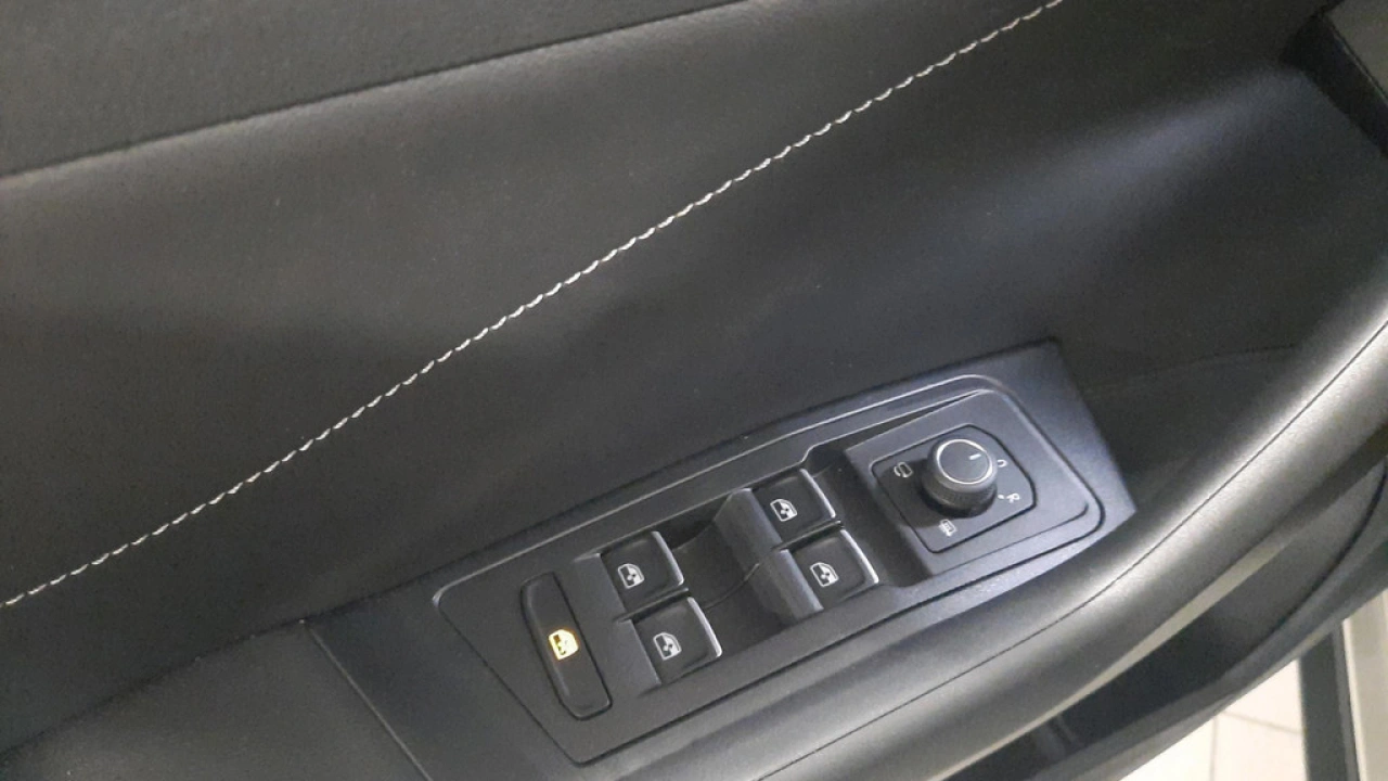 Volkswagen T-Roc 1.5 TSI R-Line Business | afn Trekhaak | Privacy Glass |