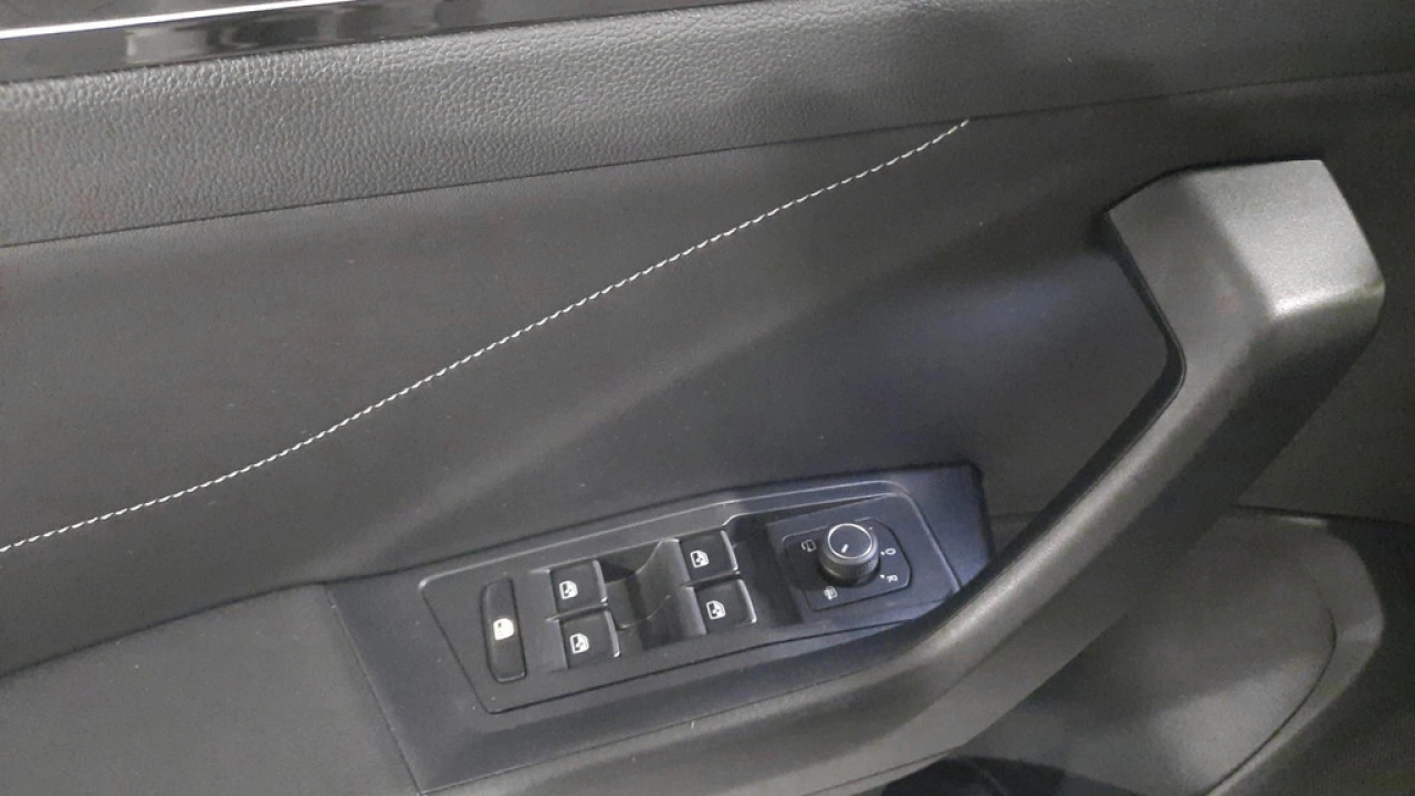 Volkswagen T-Roc 1.5 TSI Automaat | R-Line Business | Afneemb. Trekhaak | Camera |