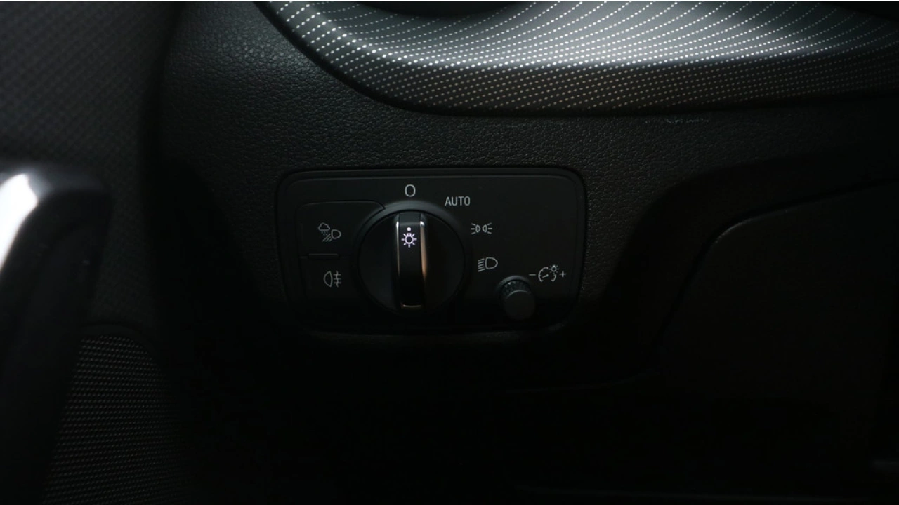 Audi Q2 35 TFSI 150PK S Edition / Stoelverwarming / ACC / Matrix LED