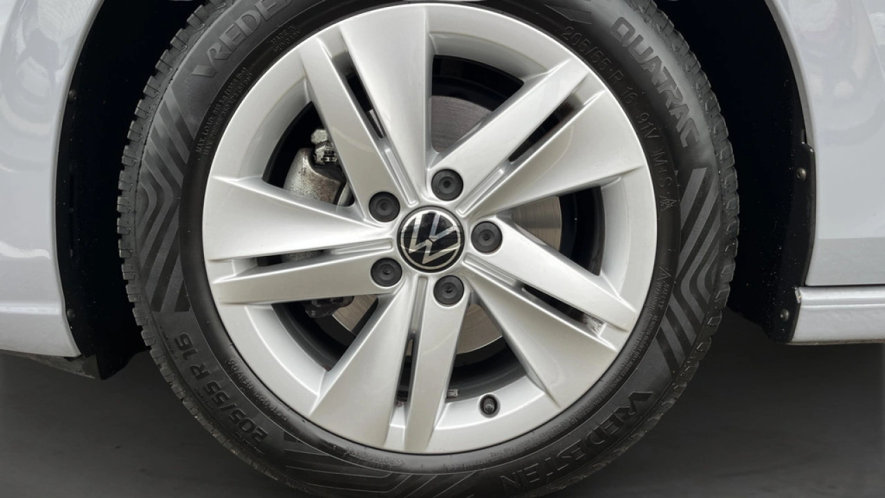 Volkswagen Golf 1.0 TSI Life | Navigatie Discover Pro | Camera | All Season banden |