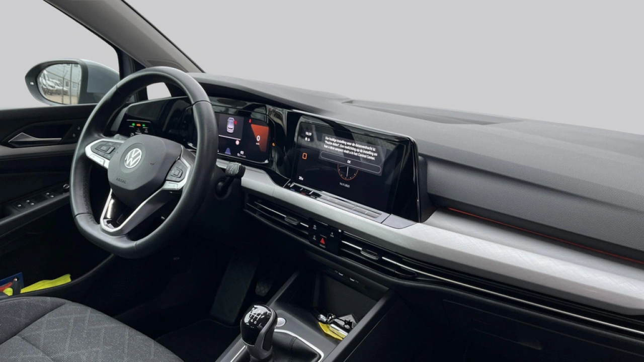 Volkswagen Golf 1.0 TSI Life | Navigatie Discover Pro | Camera | All Season banden |