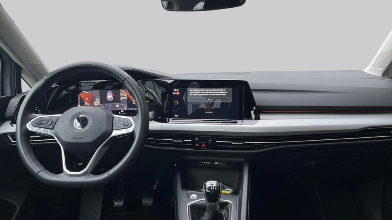 Volkswagen Golf 1.0 TSI Life | Navigatie Discover Pro | Camera | All Season banden |