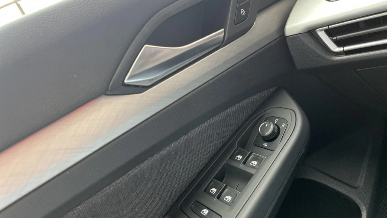 Volkswagen Golf 1.0 TSI Life | Navigatie Discover Pro | Camera | All Season banden |