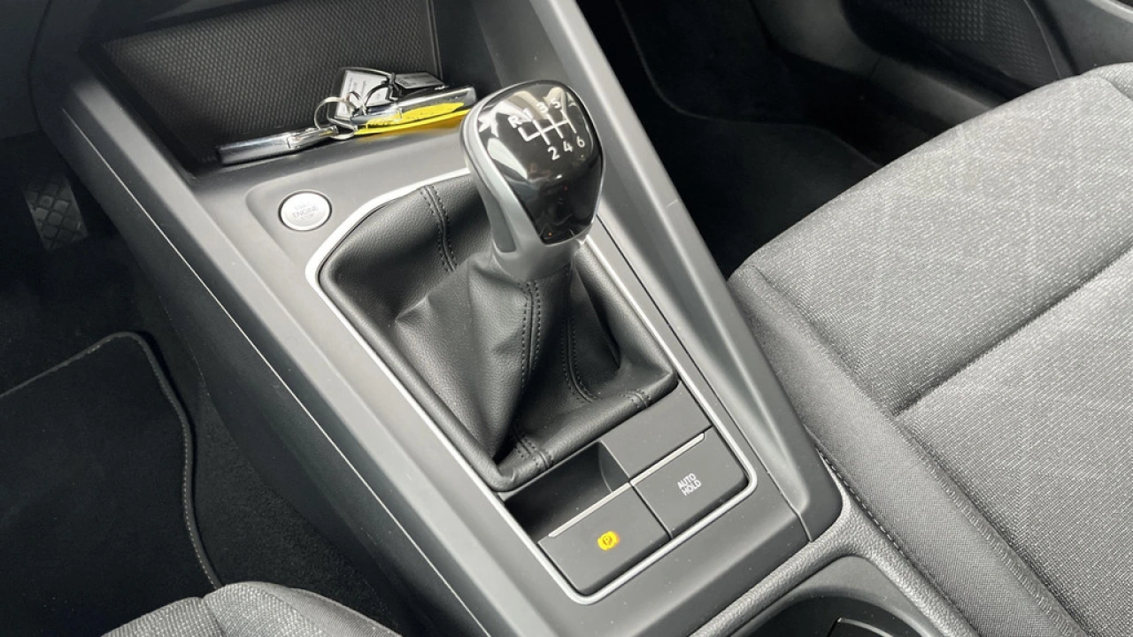 Volkswagen Golf 1.0 TSI Life | Navigatie Discover Pro | Camera | All Season banden |