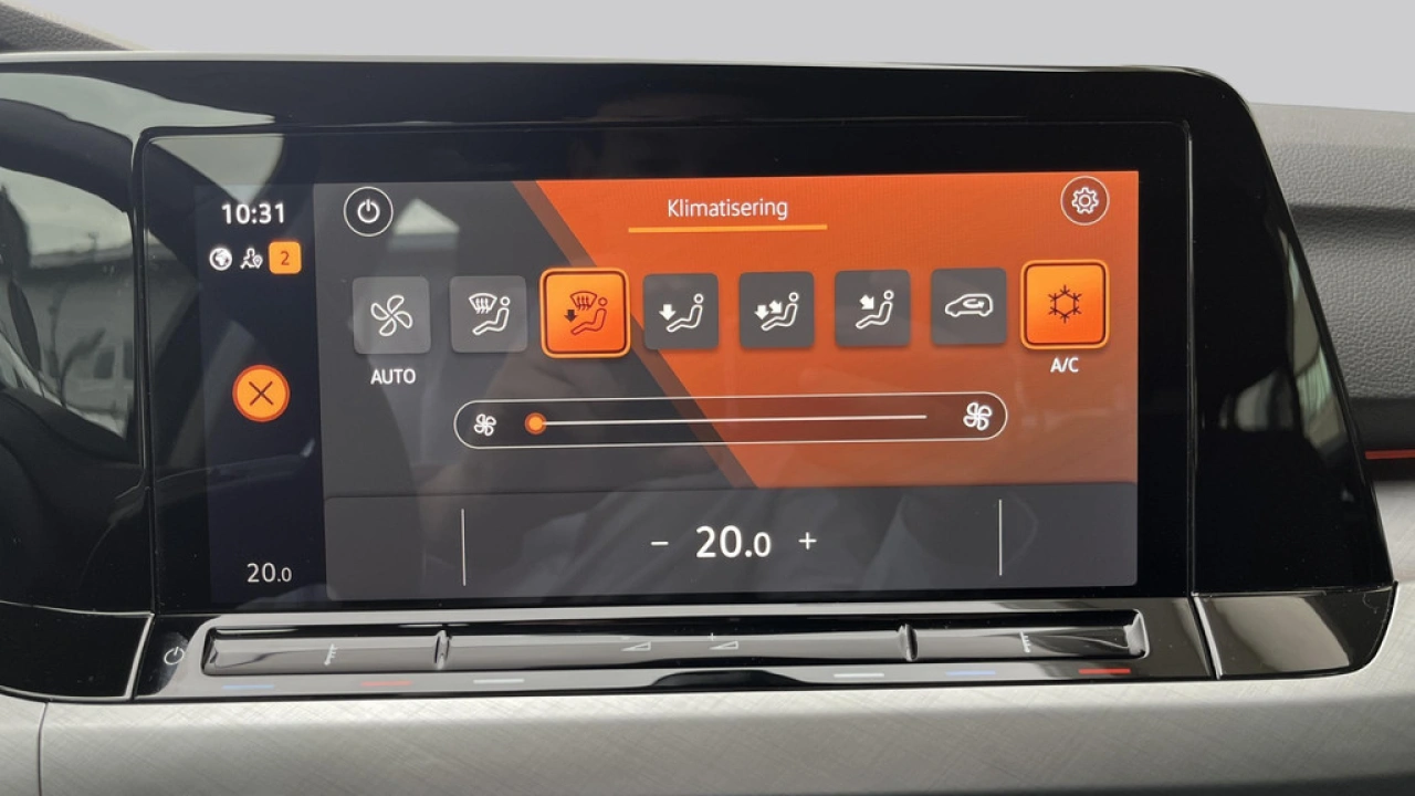 Volkswagen Golf 1.0 TSI Life | Navigatie Discover Pro | Camera | All Season banden |