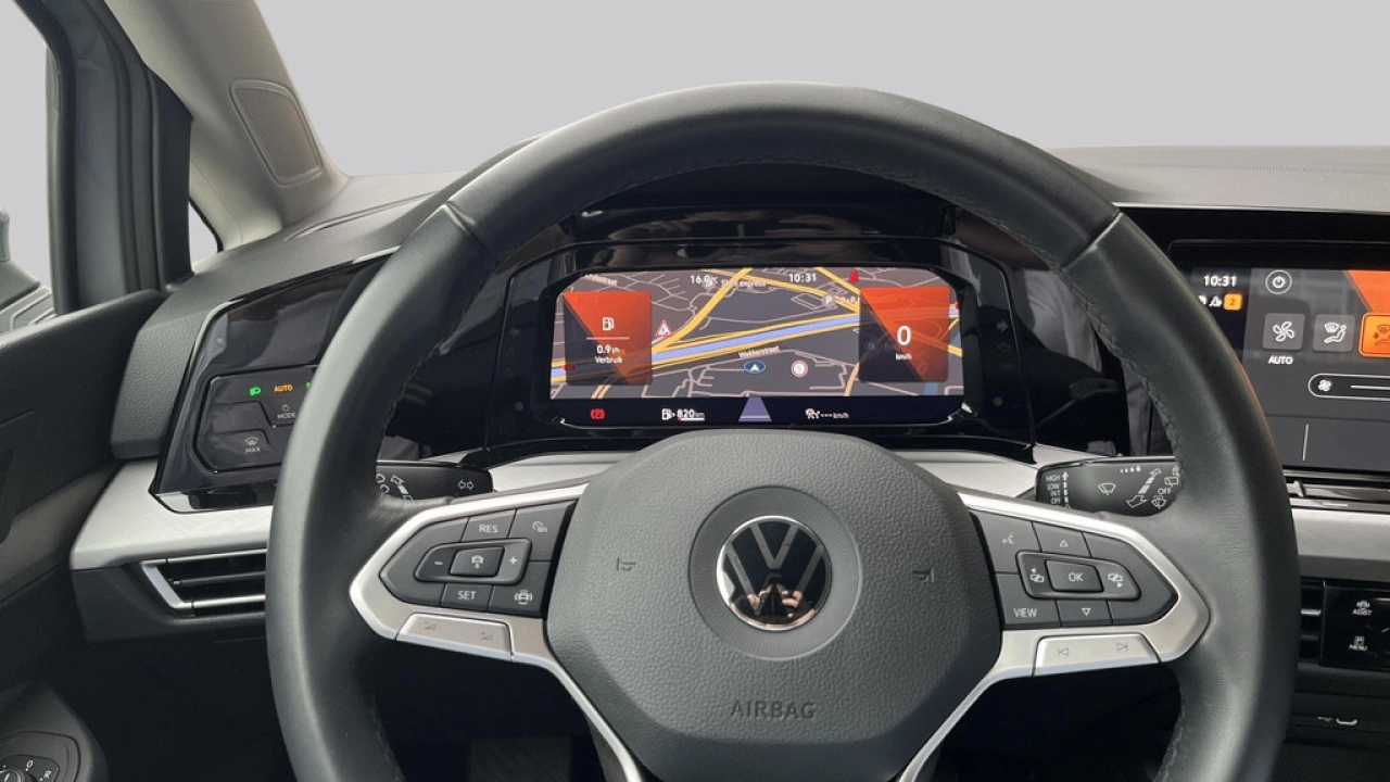 Volkswagen Golf 1.0 TSI Life | Navigatie Discover Pro | Camera | All Season banden |