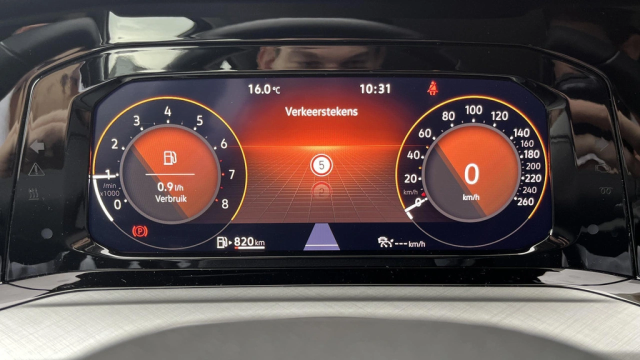 Volkswagen Golf 1.0 TSI Life | Navigatie Discover Pro | Camera | All Season banden |