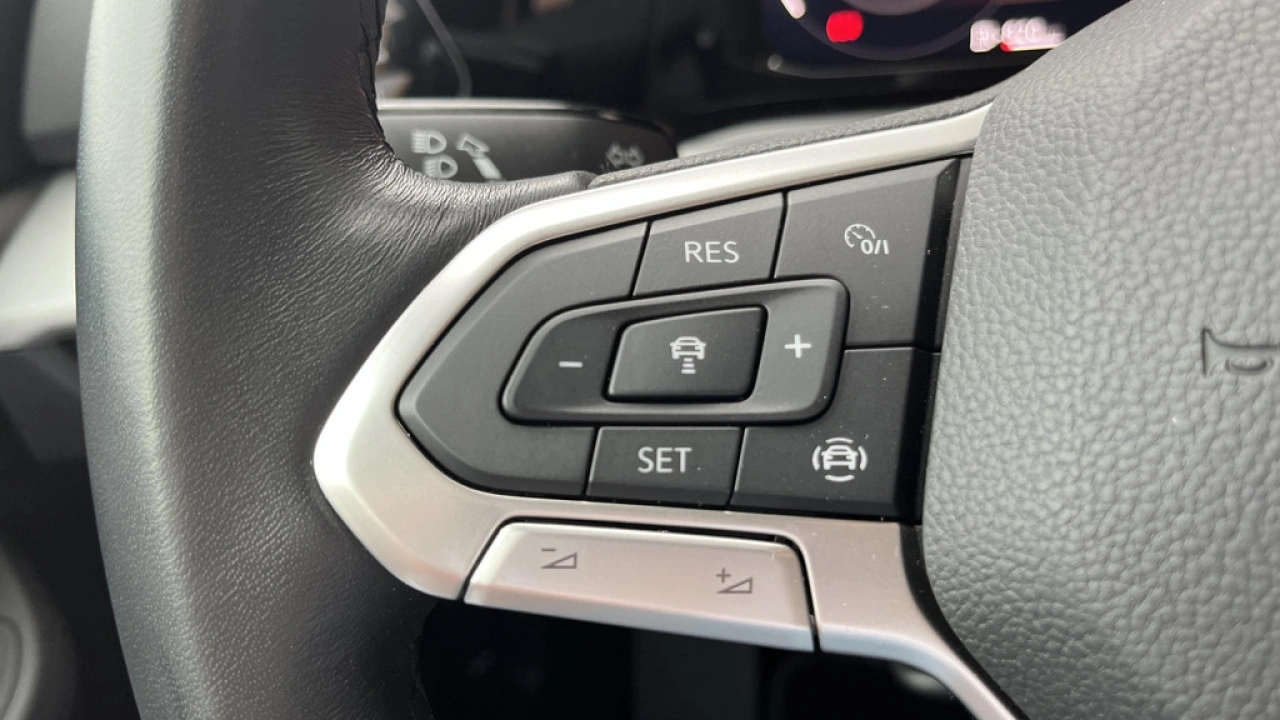 Volkswagen Golf 1.0 TSI Life | Navigatie Discover Pro | Camera | All Season banden |