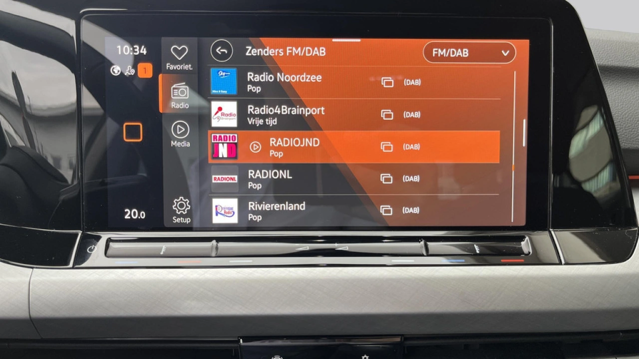 Volkswagen Golf 1.0 TSI Life | Navigatie Discover Pro | Camera | All Season banden |