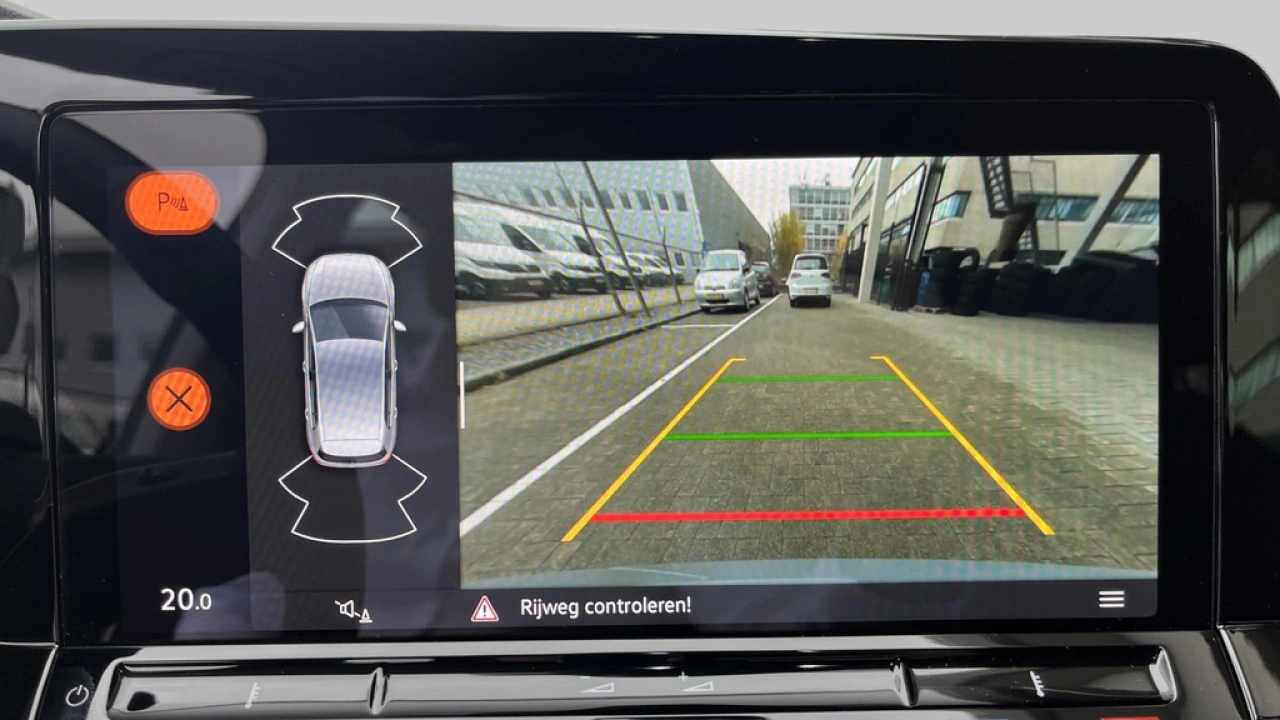 Volkswagen Golf 1.0 TSI Life | Navigatie Discover Pro | Camera | All Season banden |