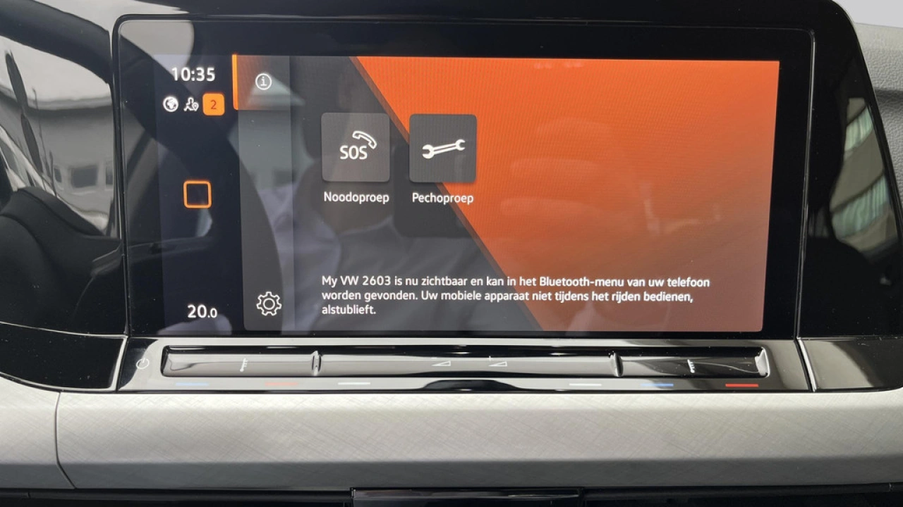 Volkswagen Golf 1.0 TSI Life | Navigatie Discover Pro | Camera | All Season banden |