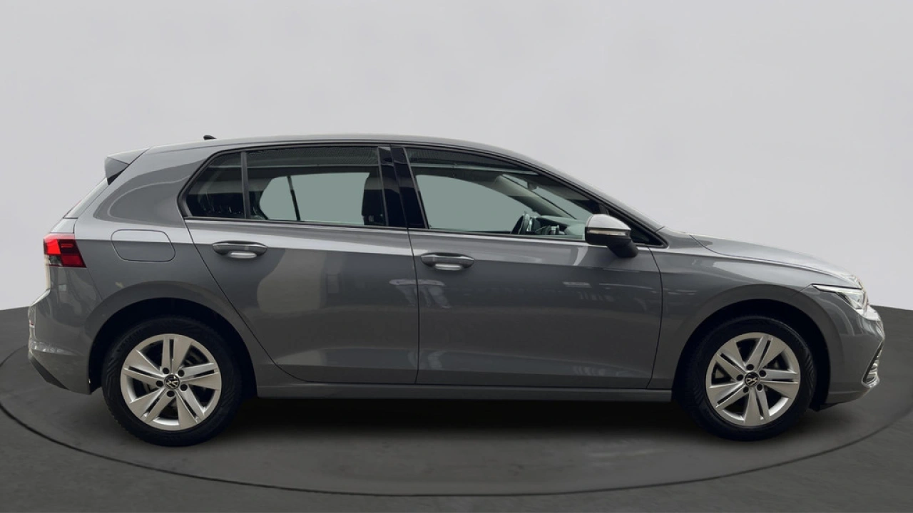 Volkswagen Golf 1.0 TSI Life | Navigatie Discover Pro | Camera | All Season banden |