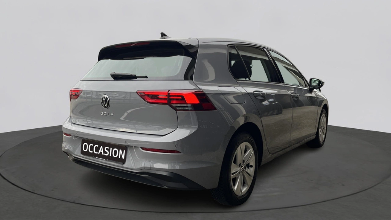 Volkswagen Golf 1.0 TSI Life | Navigatie Discover Pro | Camera | All Season banden |