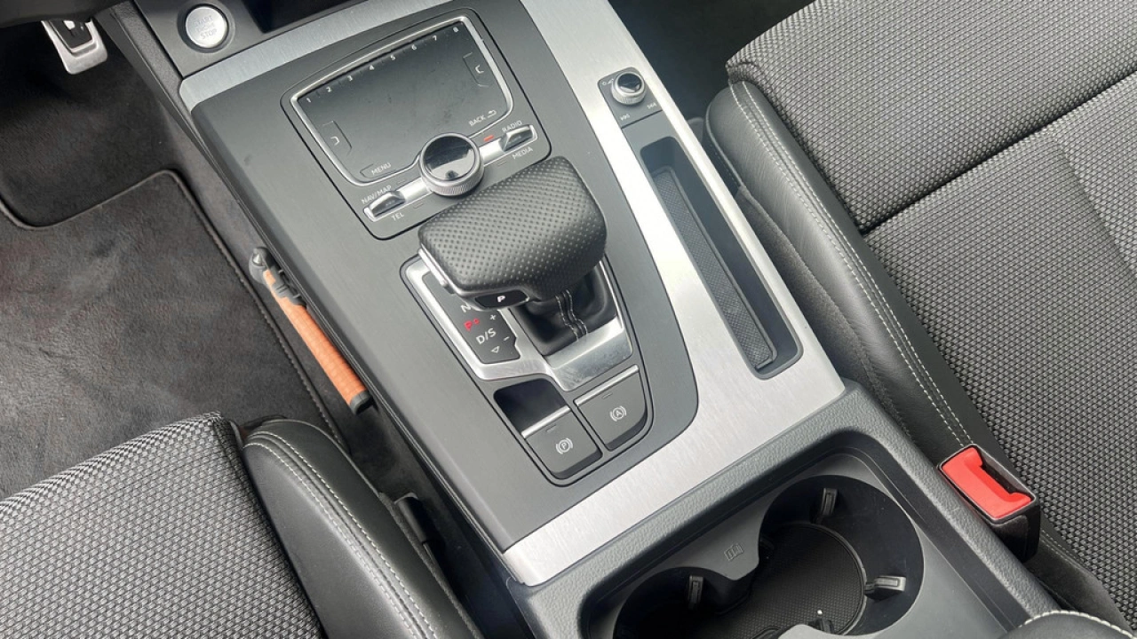 Audi Q5 2.0 TFSI 252pk Quattro S Line Edition / Getint Glas / Wegklapbare Trekhaak / Hill Hold