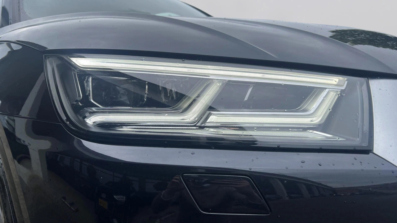 Audi Q5 2.0 TFSI 252pk Quattro S Line Edition / Getint Glas / Wegklapbare Trekhaak / Hill Hold