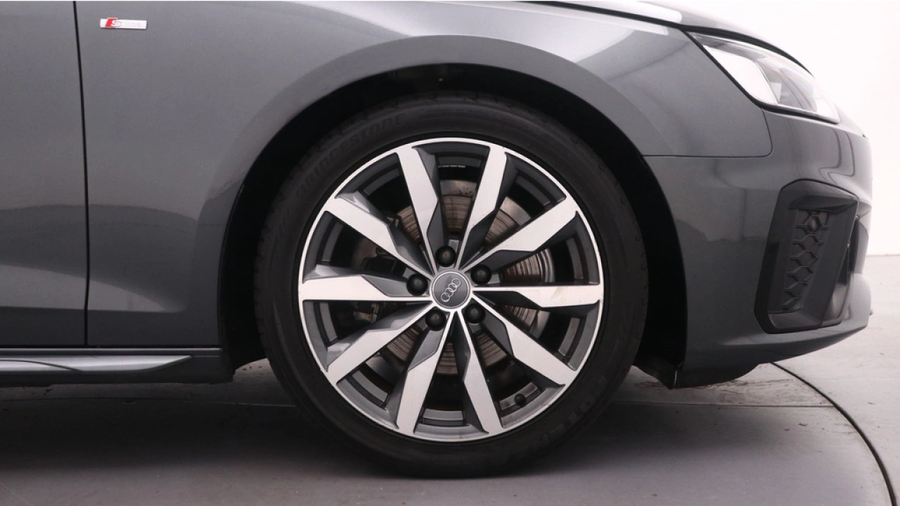 Audi A4 Avant 35 TFSI Launch edition Sport | PDC v+a | Zwart optiek | Carplay | Stoelverwarming |