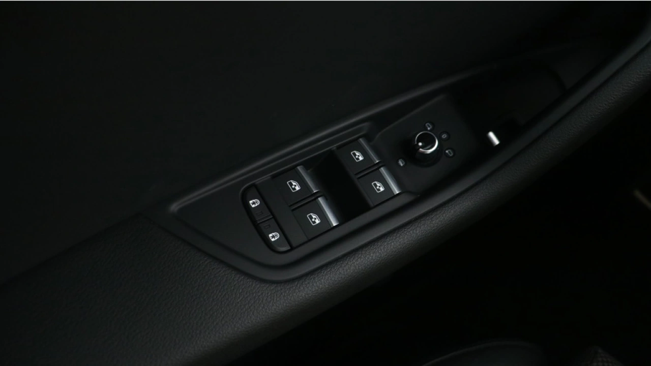 Audi A4 Avant 35 TFSI Launch edition Sport | PDC v+a | Zwart optiek | Carplay | Stoelverwarming |