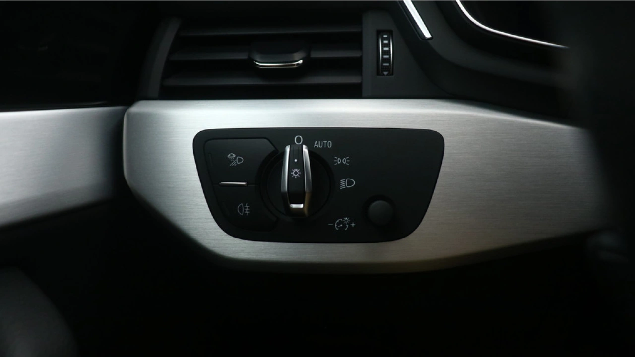 Audi A4 Avant 35 TFSI Launch edition Sport | PDC v+a | Zwart optiek | Carplay | Stoelverwarming |