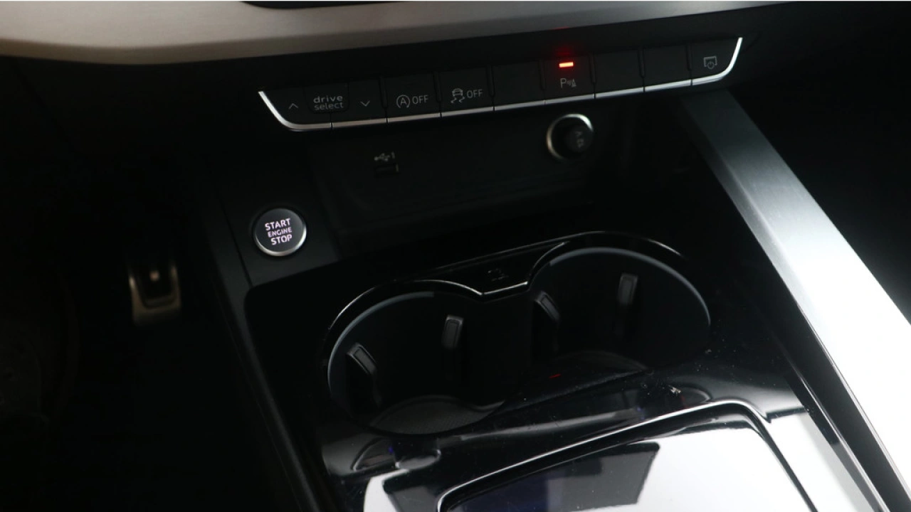 Audi A4 Avant 35 TFSI Launch edition Sport | PDC v+a | Zwart optiek | Carplay | Stoelverwarming |