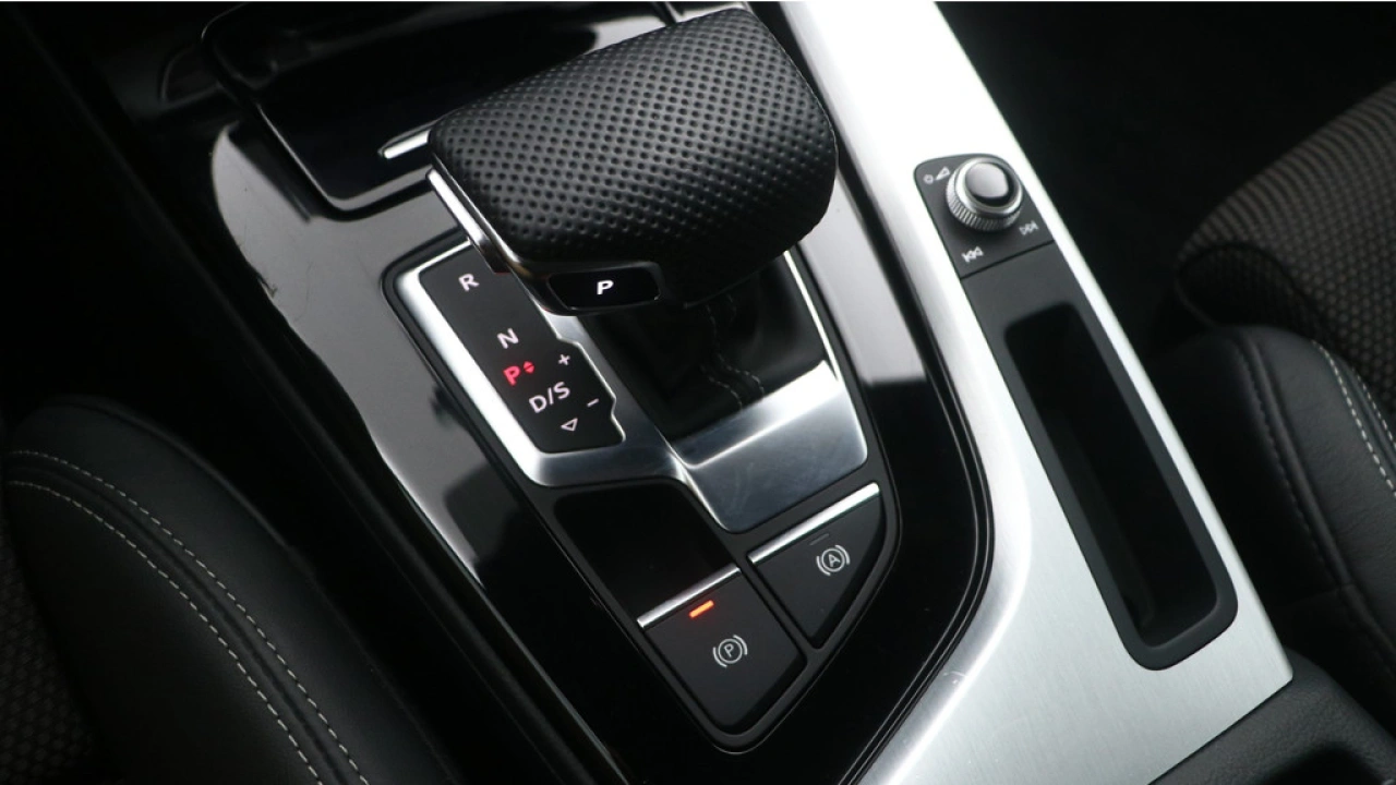 Audi A4 Avant 35 TFSI Launch edition Sport | PDC v+a | Zwart optiek | Carplay | Stoelverwarming |