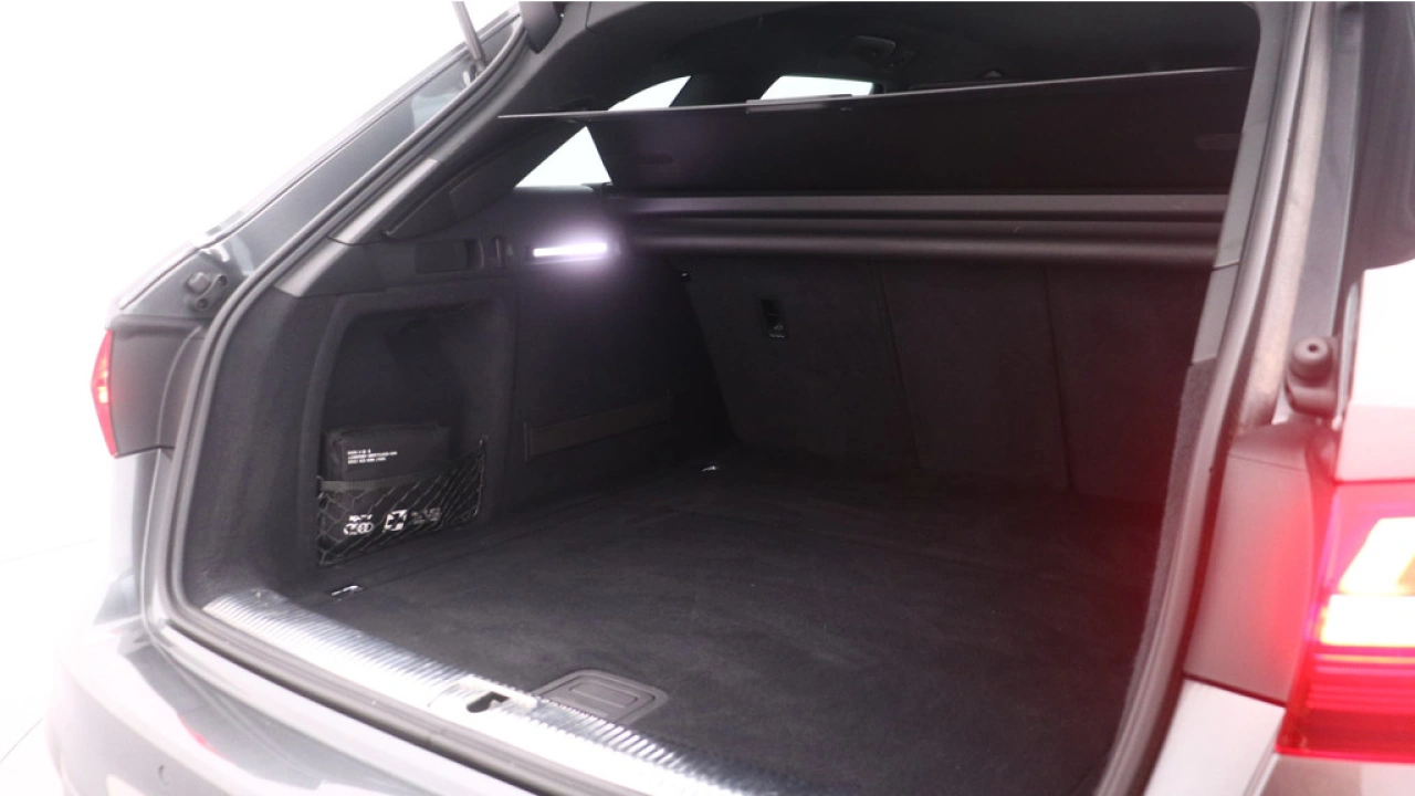 Audi A4 Avant 35 TFSI Launch edition Sport | PDC v+a | Zwart optiek | Carplay | Stoelverwarming |