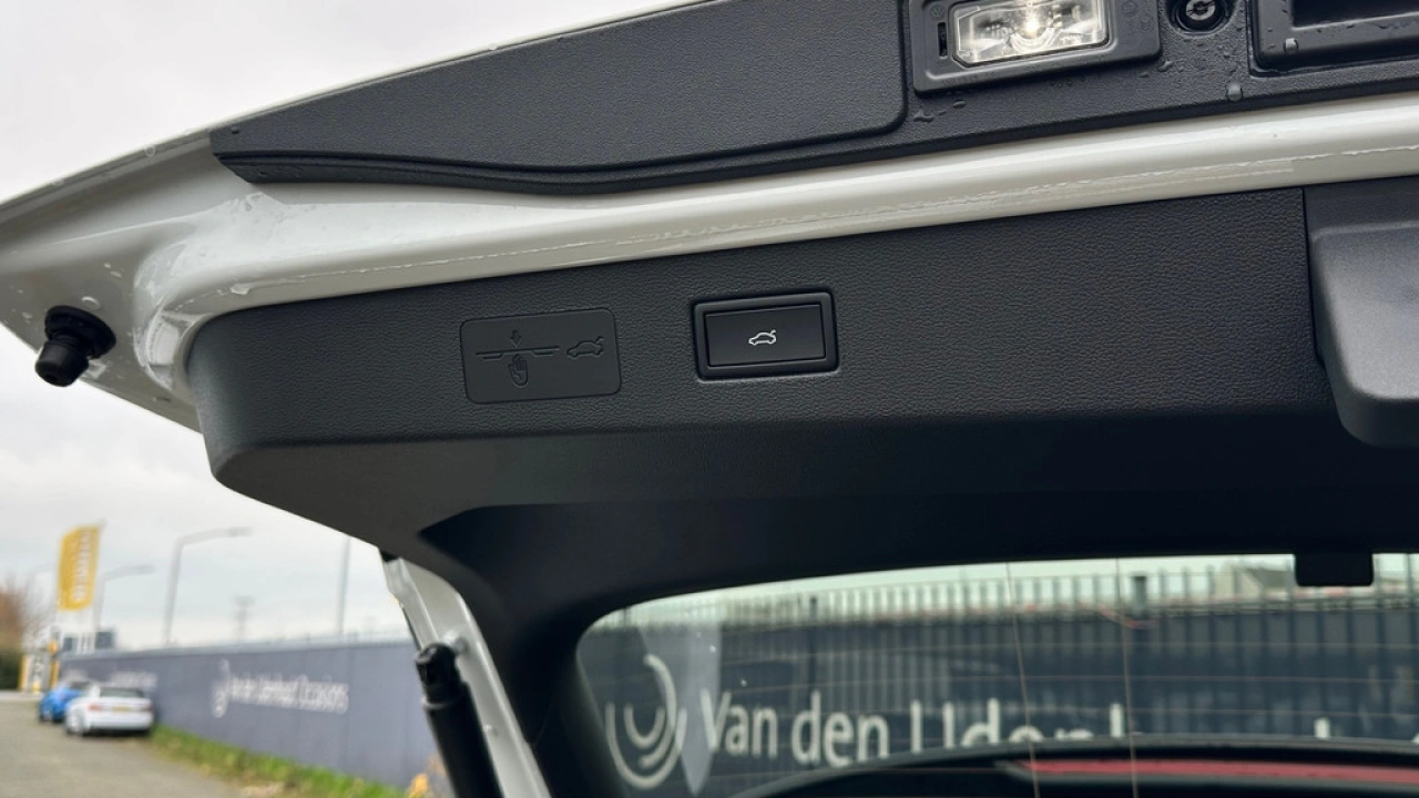 Volkswagen T-Roc 1.5 eTsi 150pk DSG R-Line First Edition