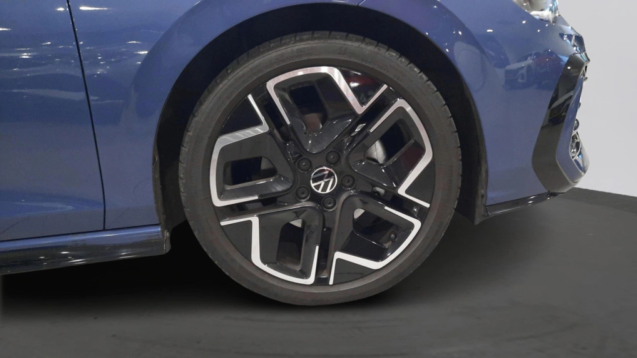 Volkswagen Golf 1.5 eTSI Automaat R-Line Edition | Demo | LED Matrix | 18