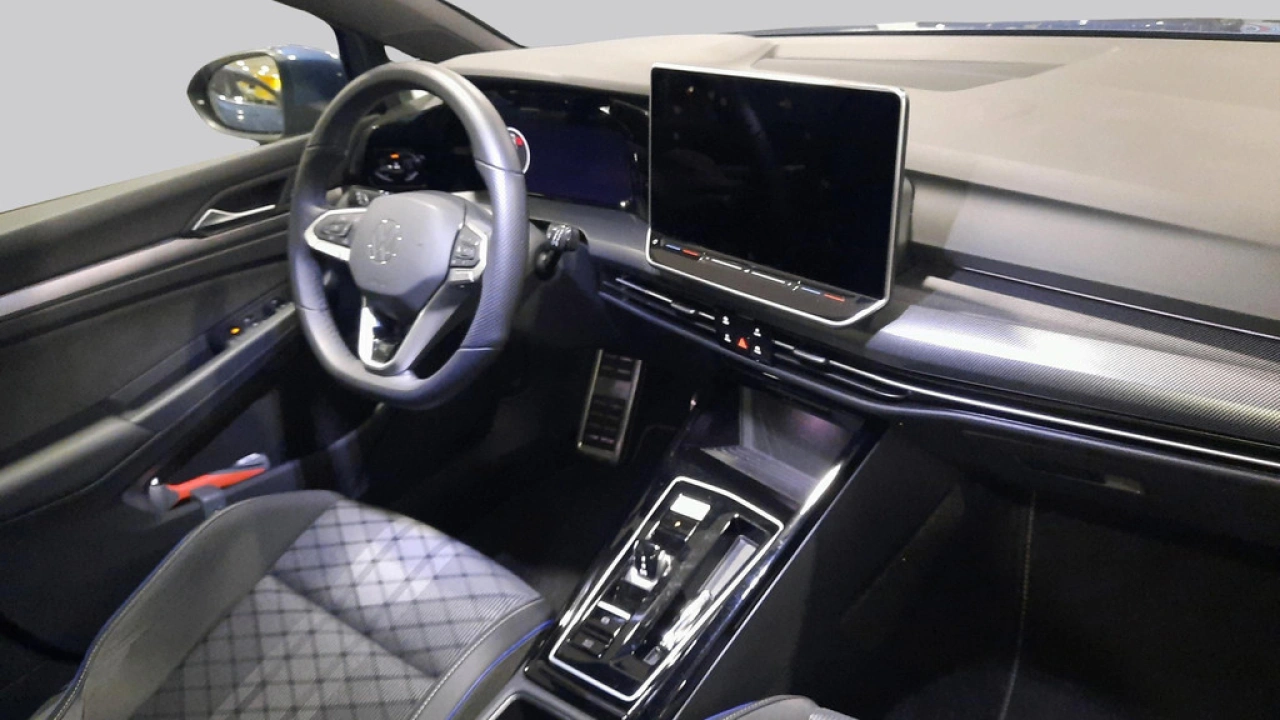 Volkswagen Golf 1.5 eTSI Automaat R-Line Edition | Demo | LED Matrix | 18