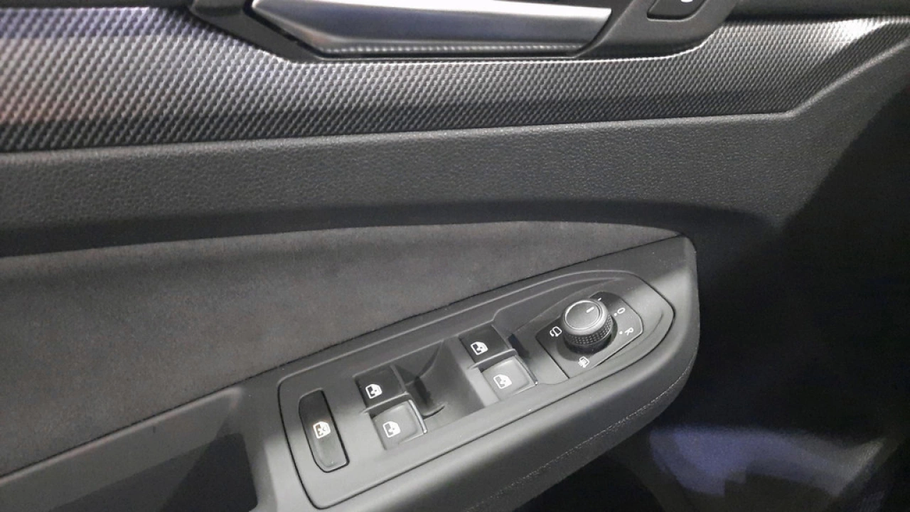 Volkswagen Golf 1.5 eTSI Automaat R-Line Edition | Demo | LED Matrix | 18