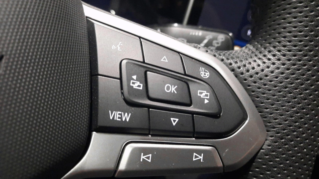 Volkswagen Golf 1.5 eTSI Automaat R-Line Edition | Demo | LED Matrix | 18