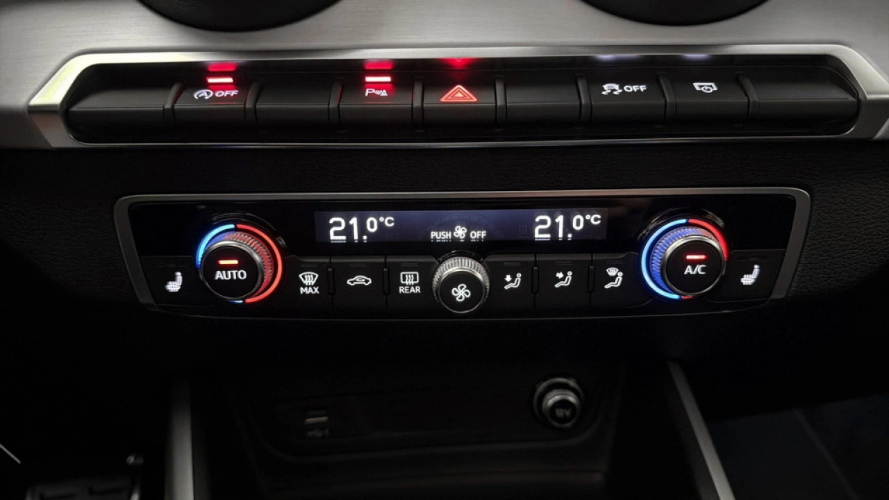 Audi Q2 35 TFSI 150Pk S-Line Edition / Stoelverwarming / Panorama dak / Matrix LED