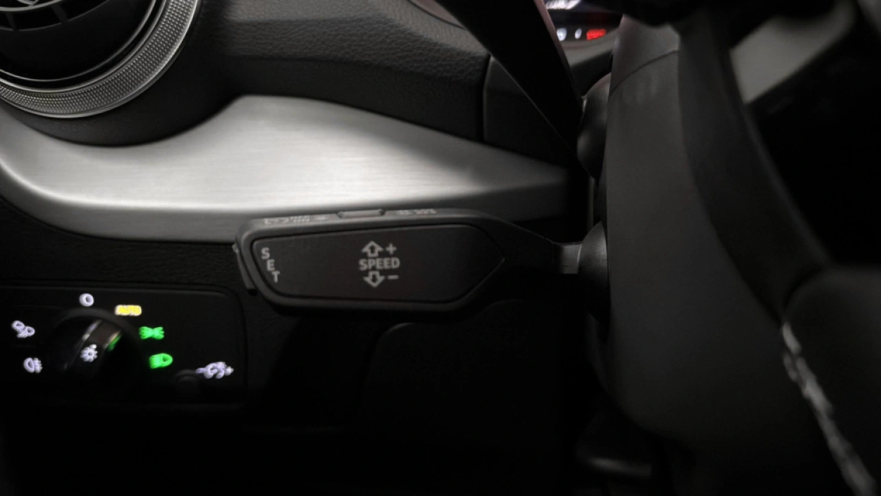 Audi Q2 35 TFSI 150Pk S-Line Edition / Stoelverwarming / Panorama dak / Matrix LED