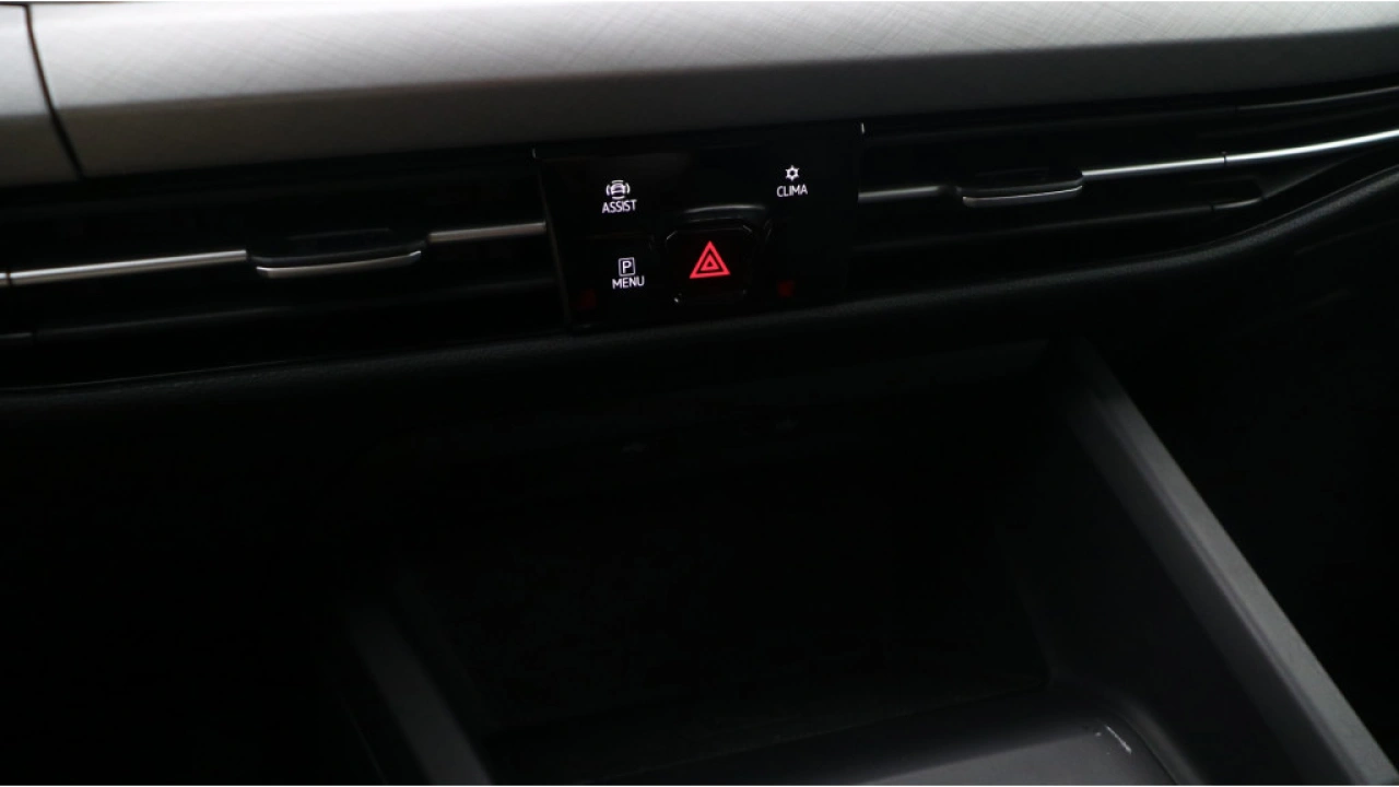 Volkswagen Golf Variant 1.0 TSI Life | Navigatie | Trekhaak | Privacy Glass | Nieuw binnen |