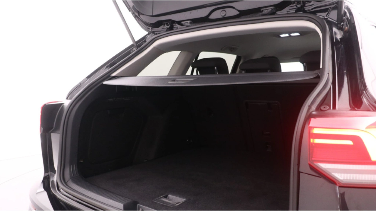 Volkswagen Golf Variant 1.0 TSI Life | Navigatie | Trekhaak | Privacy Glass | Nieuw binnen |