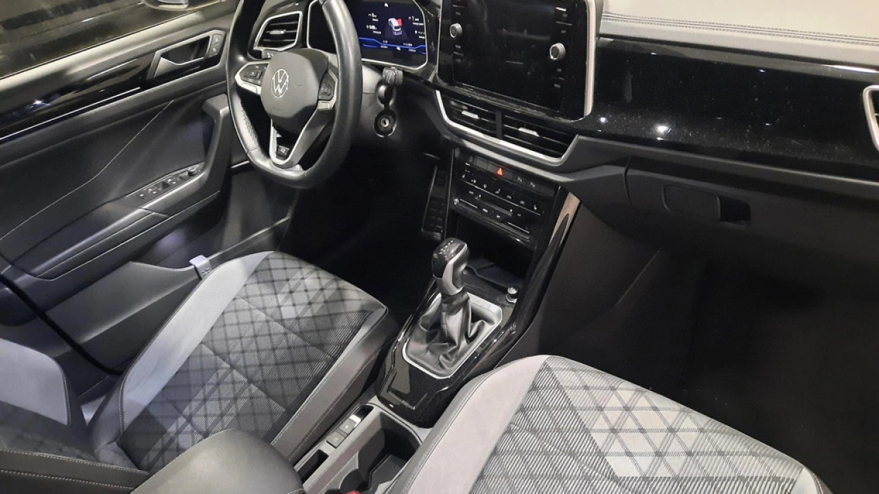 Volkswagen T-Roc 1.5 TSI Automaat | R-Line Business | trekhaak | Camera | Nieuw binnen|