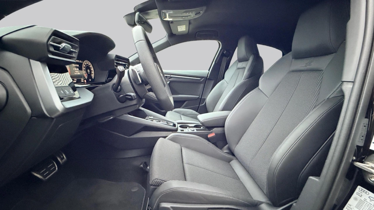 Audi A3 Limousine 30 TFSI 116Pk S Edition / Stoelverwarming / Camera / 19'' LMV