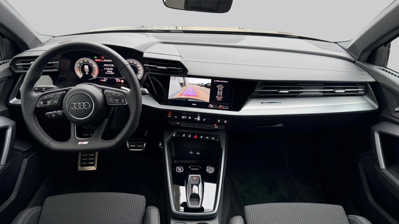 Audi A3 Limousine 30 TFSI 116Pk S Edition / Stoelverwarming / Camera / 19'' LMV