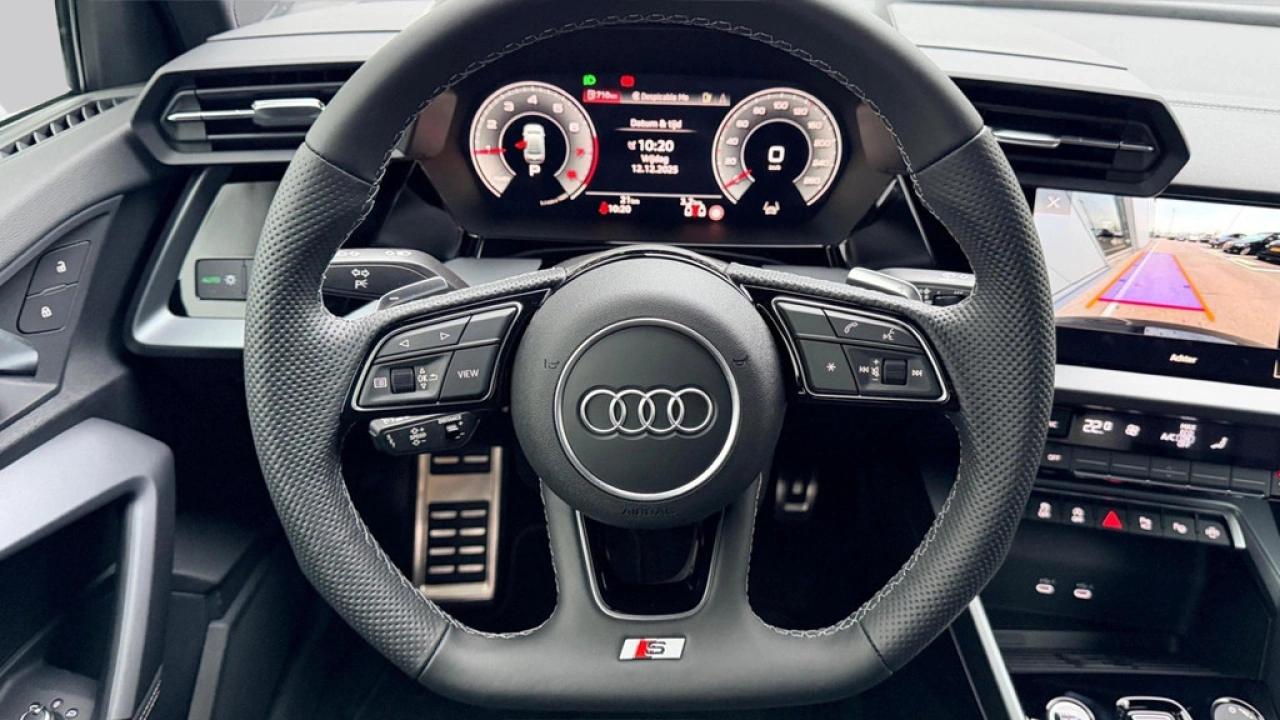 Audi A3 Limousine 30 TFSI 116Pk S Edition / Stoelverwarming / Camera / 19'' LMV