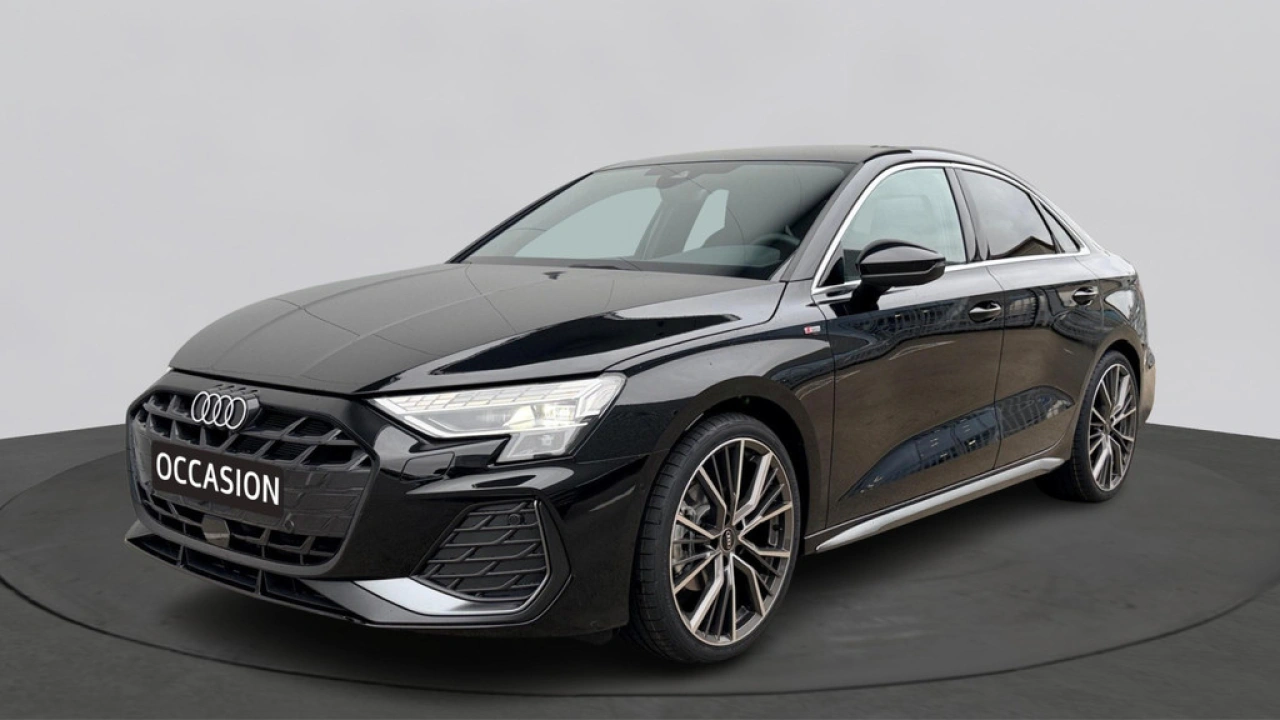 Audi A3 Limousine 30 TFSI 116Pk S Edition / Stoelverwarming / Camera / 19'' LMV