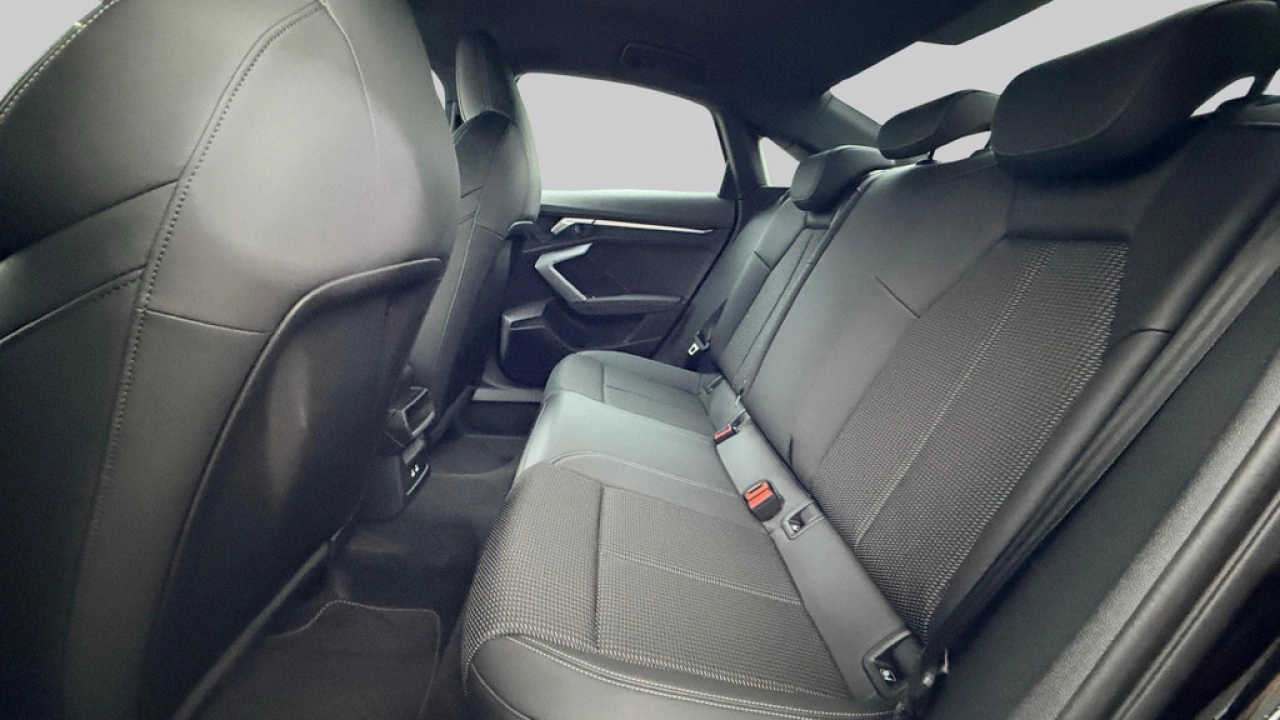 Audi A3 Limousine 30 TFSI 116Pk S Edition / Stoelverwarming / Camera / 19'' LMV