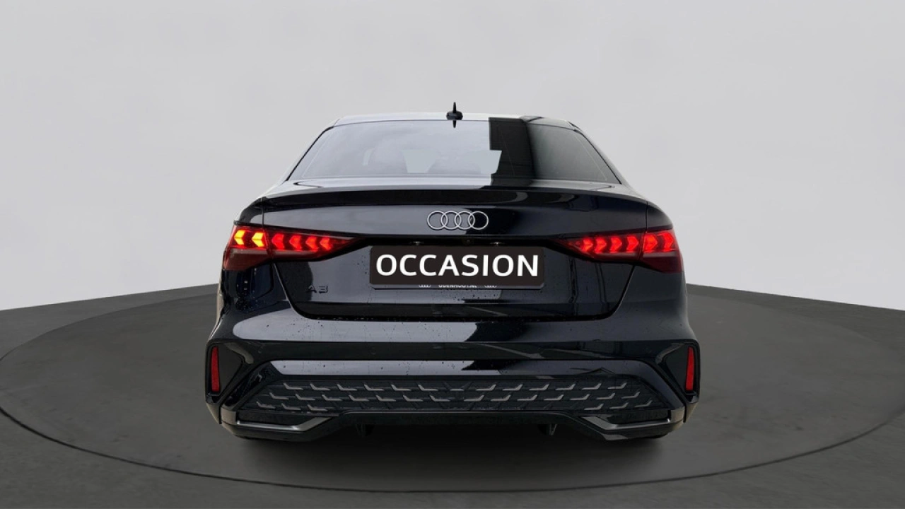 Audi A3 Limousine 30 TFSI 116Pk S Edition / Stoelverwarming / Camera / 19'' LMV