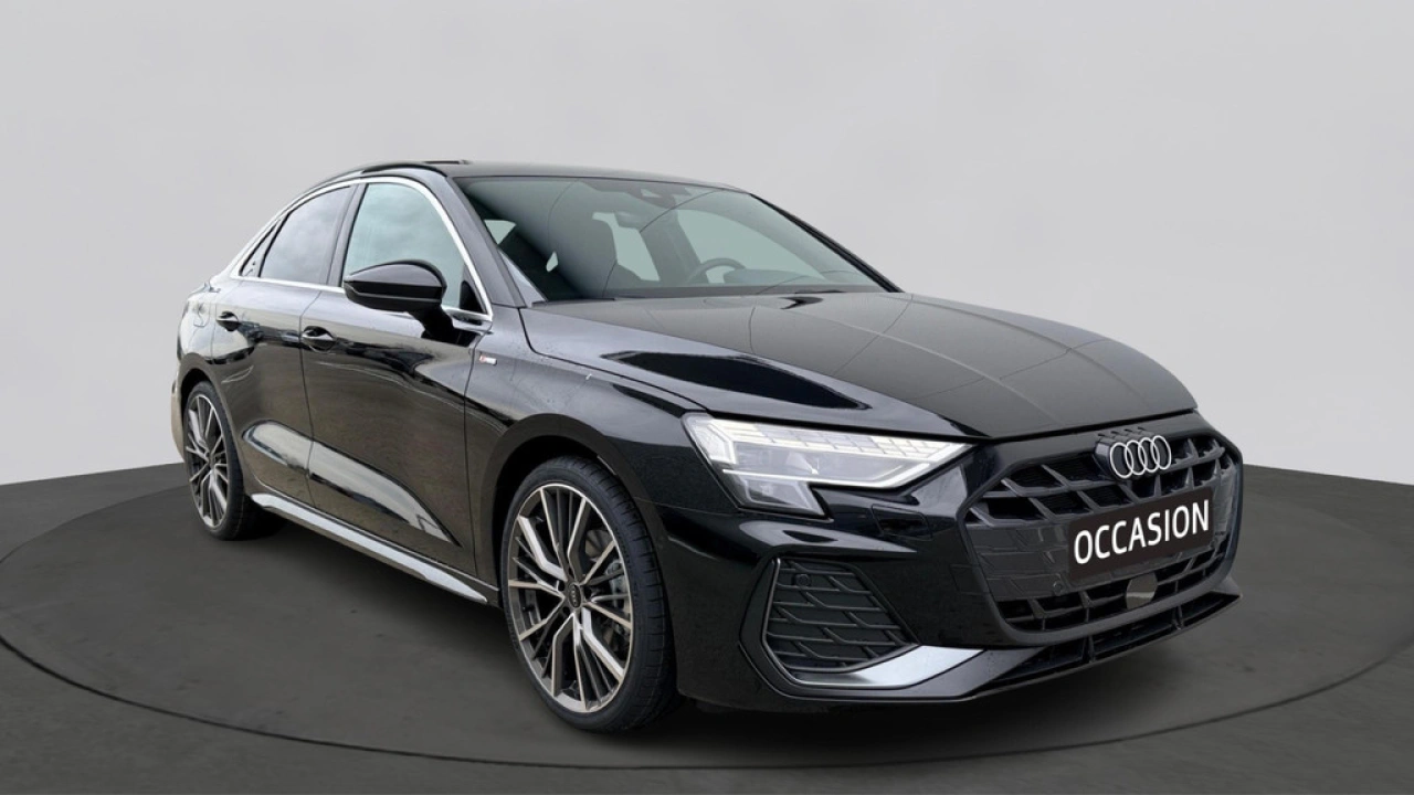 Audi A3 Limousine 30 TFSI 116Pk S Edition / Stoelverwarming / Camera / 19'' LMV