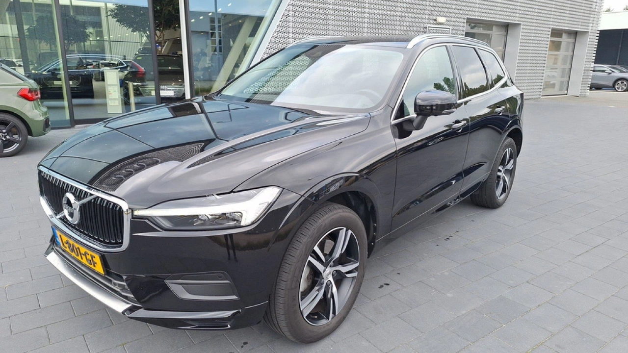 Volvo XC60 2.0 B5 Momentum Exclusive